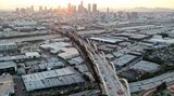 Los Angeles, Kalifornien. Die Luftaufnahme zeigt die Bauarbeiten am Sixth-Street-Viadukt, der das Stadtviertel Boyle Heights mit dem Zentrum von L.A. verbindet. Der ursprüngliche Viadukt wurde 1932 gebaut und 2016 abgerissen, nachdem er als nicht erdbebensicher eingestuft worden war.