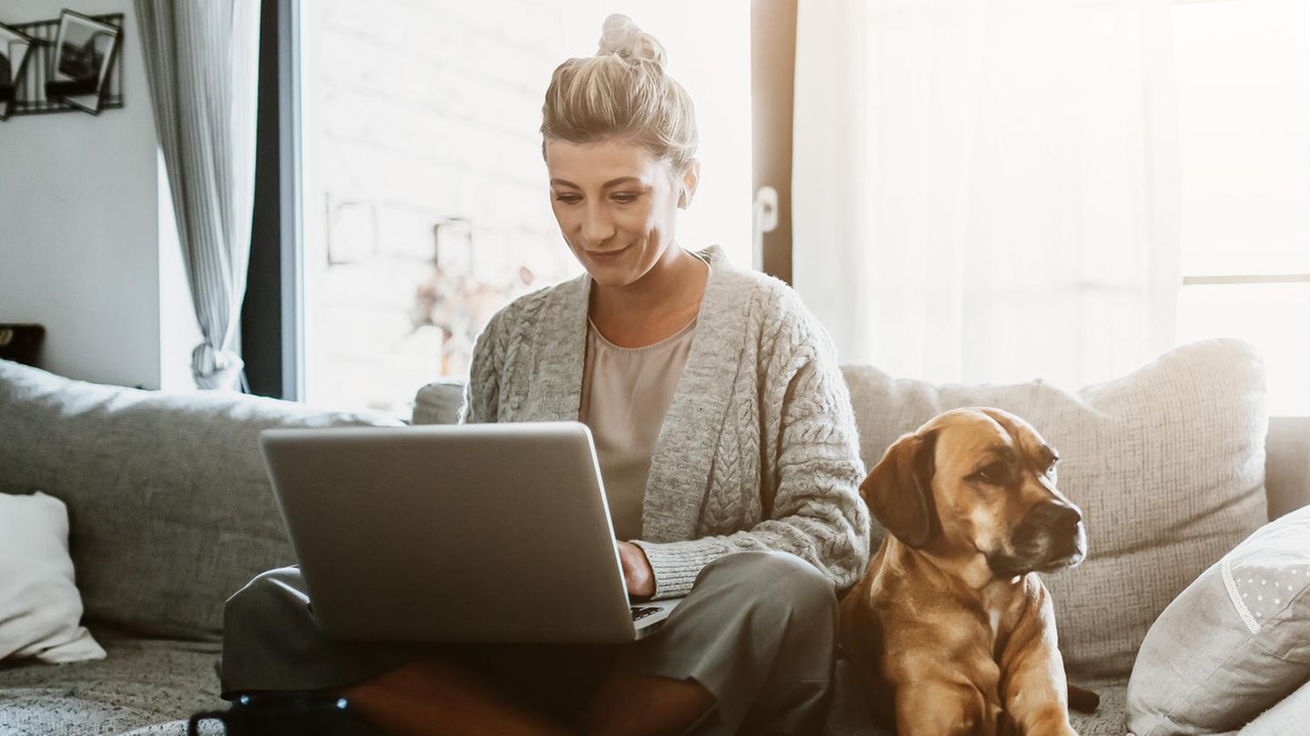Eine Frau mit einem Laptop auf den Knien