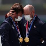 Die Goldmedaillengewinner Matthieu Androdias und Hugo Boucheron aus Frankreich posieren mit ihren Medaillen