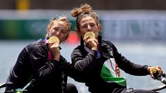 Die italienischen Goldmedaillengewinnerinnen Valentina Rodini und Federica Cesarini freuen sich über ihre Medaillen