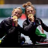 Die italienischen Goldmedaillengewinnerinnen Valentina Rodini und Federica Cesarini freuen sich über ihre Medaillen