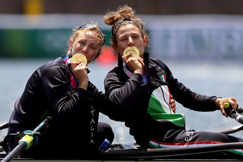 Die italienischen Goldmedaillengewinnerinnen Valentina Rodini und Federica Cesarini freuen sich über ihre Medaillen