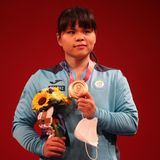 Die Kasachin Zulfiya Chinshanlo zeigt ihre Bronzemedaille bei der Siegerehrung im Gewichtheben der Frauen in der 55 kg Gruppe