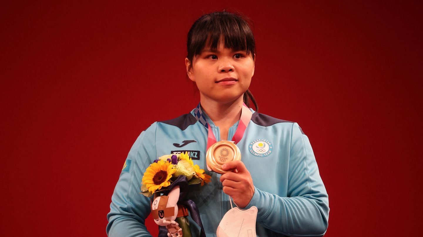 Kasachstan Die Kasachin Zulfiya Chinshanlo zeigt ihre Bronzemedaille bei der Siegerehrung im Gewichtheben der Frauen in der 55 kg Gruppe