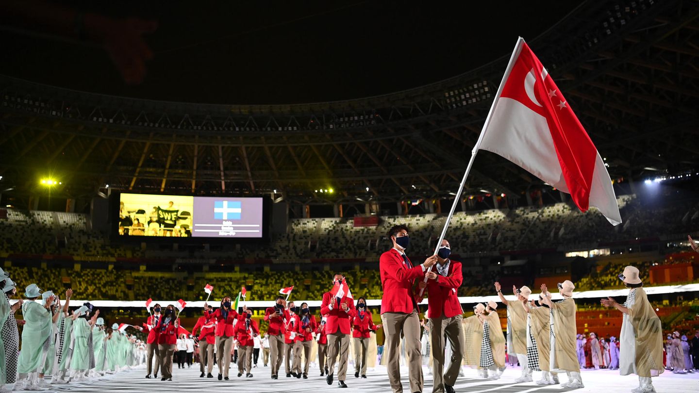 Singapur Die Olympioniken aus Singapur bei der Eröffnungsfeier der Olympischen Spiele in Tokio