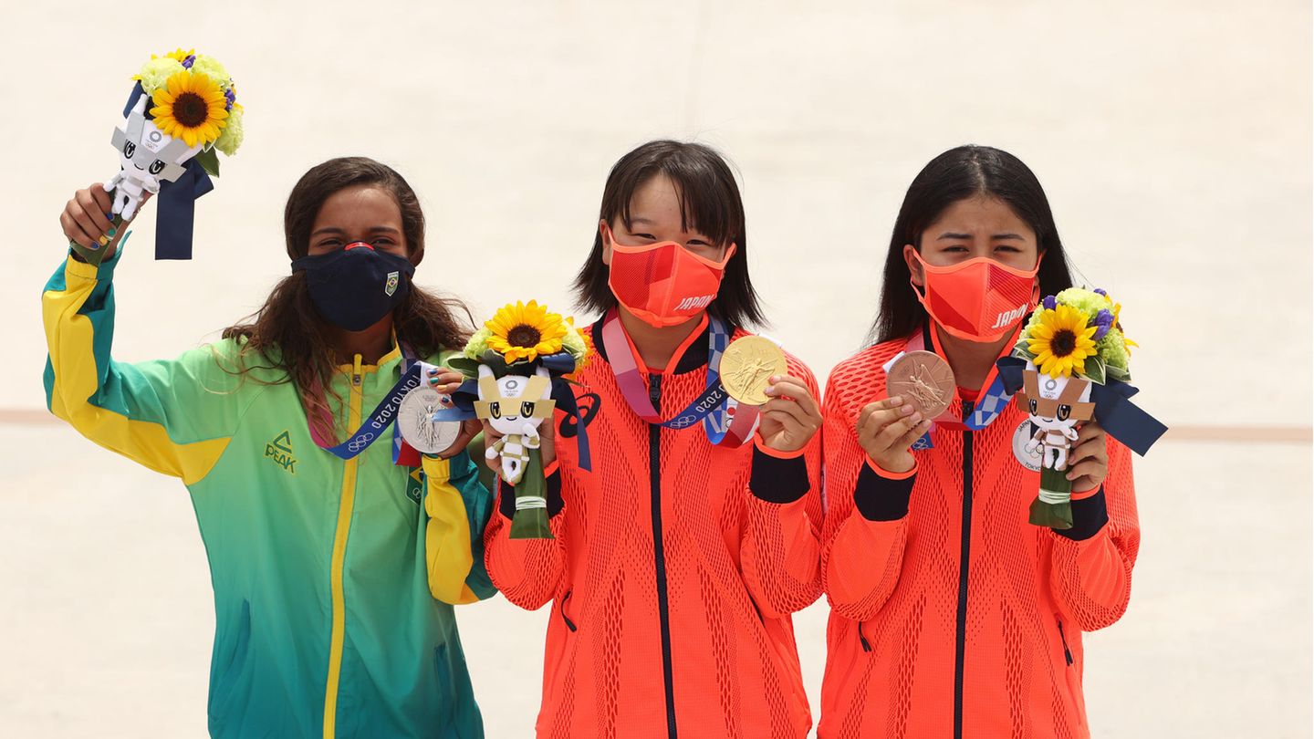 Japan Die Japanerinnen Momiji Nishiya (Mitte) und Funa Nakayama (r) mit ihrer Gold- respektive Bronzemedaille