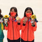 Die Japanerinnen Momiji Nishiya (Mitte) und Funa Nakayama (r) mit ihrer Gold- respektive Bronzemedaille