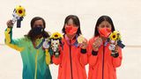 Die Japanerinnen Momiji Nishiya (Mitte) und Funa Nakayama (r) mit ihrer Gold- respektive Bronzemedaille