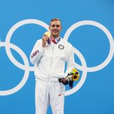 Der US-Schwimmer Caeleb Dressel mit seiner Goldmedaille, die er im 100 Meter Freistil gewonnen hat