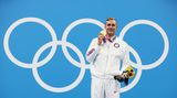 Der US-Schwimmer Caeleb Dressel mit seiner Goldmedaille, die er im 100 Meter Freistil gewonnen hat