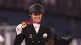 Jessica von Bredow-Werndl mit ihrer Goldmedaille, die sie beim Dressurreiten im Einzel gewonnen hat