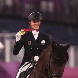 Jessica von Bredow-Werndl mit ihrer Goldmedaille, die sie beim Dressurreiten im Einzel gewonnen hat