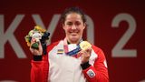 Gewichtheberin und Goldmedaillengewinnerin Maude G Charron aus Kanada mit ihrer Goldmedaille