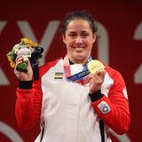 Gewichtheberin und Goldmedaillengewinnerin Maude G Charron aus Kanada mit ihrer Goldmedaille