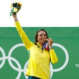 Jessica Fox aus Australien beißt in ihre Goldmedaille, die sie im Kanu-Slalom gewonnen hat
