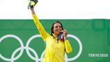 Jessica Fox aus Australien beißt in ihre Goldmedaille, die sie im Kanu-Slalom gewonnen hat