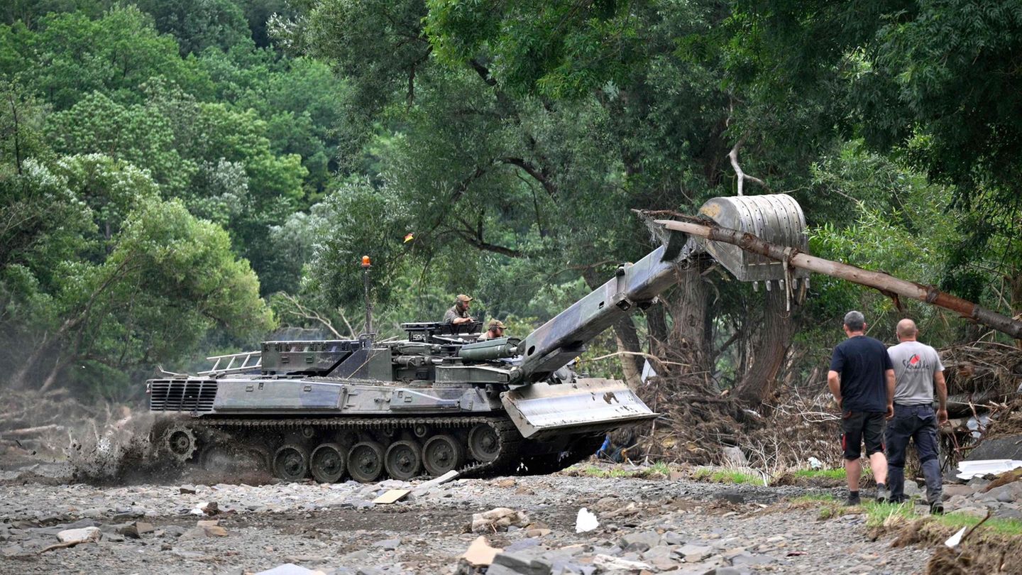 Ein Bundeswehrpanzer räumt Schutt weg