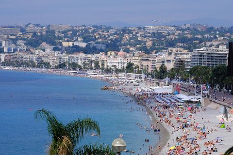 Der Strand an der "Promenade des Anglais" in Nizza ist voll