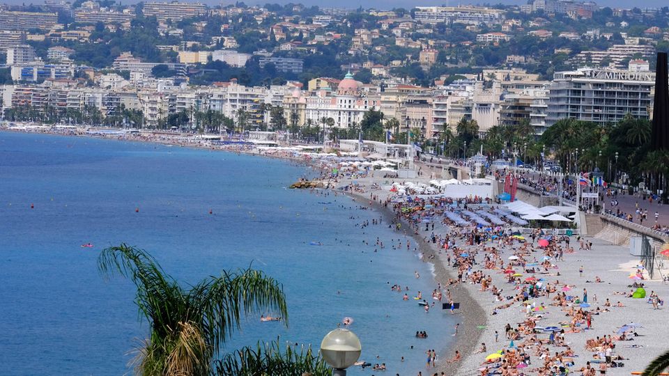 Der Strand an der "Promenade des Anglais" in Nizza ist voll