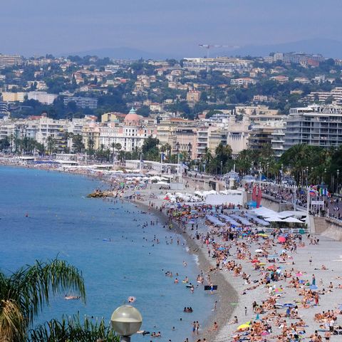 Der Strand an der "Promenade des Anglais" in Nizza ist voll