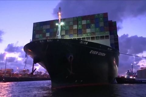 Video: Vier Monate Verspätung - "Ever Given" in Rotterdam angekommen