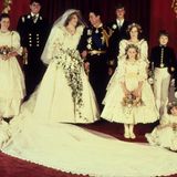 Was bleibt, sind Bilder wie dieses: Diana und Charles strahlend mit den jüngsten Gäste ihrer Hochzeit inklusive der Blumenmädchen. 