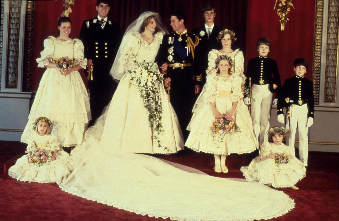 Was bleibt, sind Bilder wie dieses: Diana und Charles strahlend mit den jüngsten Gäste ihrer Hochzeit inklusive der Blumenmädchen. 