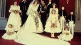 Was bleibt, sind Bilder wie dieses: Diana und Charles strahlend mit den jüngsten Gäste ihrer Hochzeit inklusive der Blumenmädchen. 