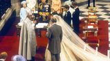 Traditionell werden die Königshausmitglieder vom Erzbischof von Canterbury getraut. In der erste Reihe blicken die Queen und die mittlerweile verstorbenen Royals Prinz Philip und Queen Mum auf das Brautpaar.