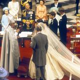 Traditionell werden die Königshausmitglieder vom Erzbischof von Canterbury getraut. In der erste Reihe blicken die Queen und die mittlerweile verstorbenen Royals Prinz Philip und Queen Mum auf das Brautpaar.