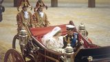Für alle Briten und Royal-Fans weltweit wurde es aber vor allem danach spannend: Zunächst ging es in der offenen Kutsche vorbei an den jubelnden Zuschauern durch die Stadt zum Buckingham Palast.