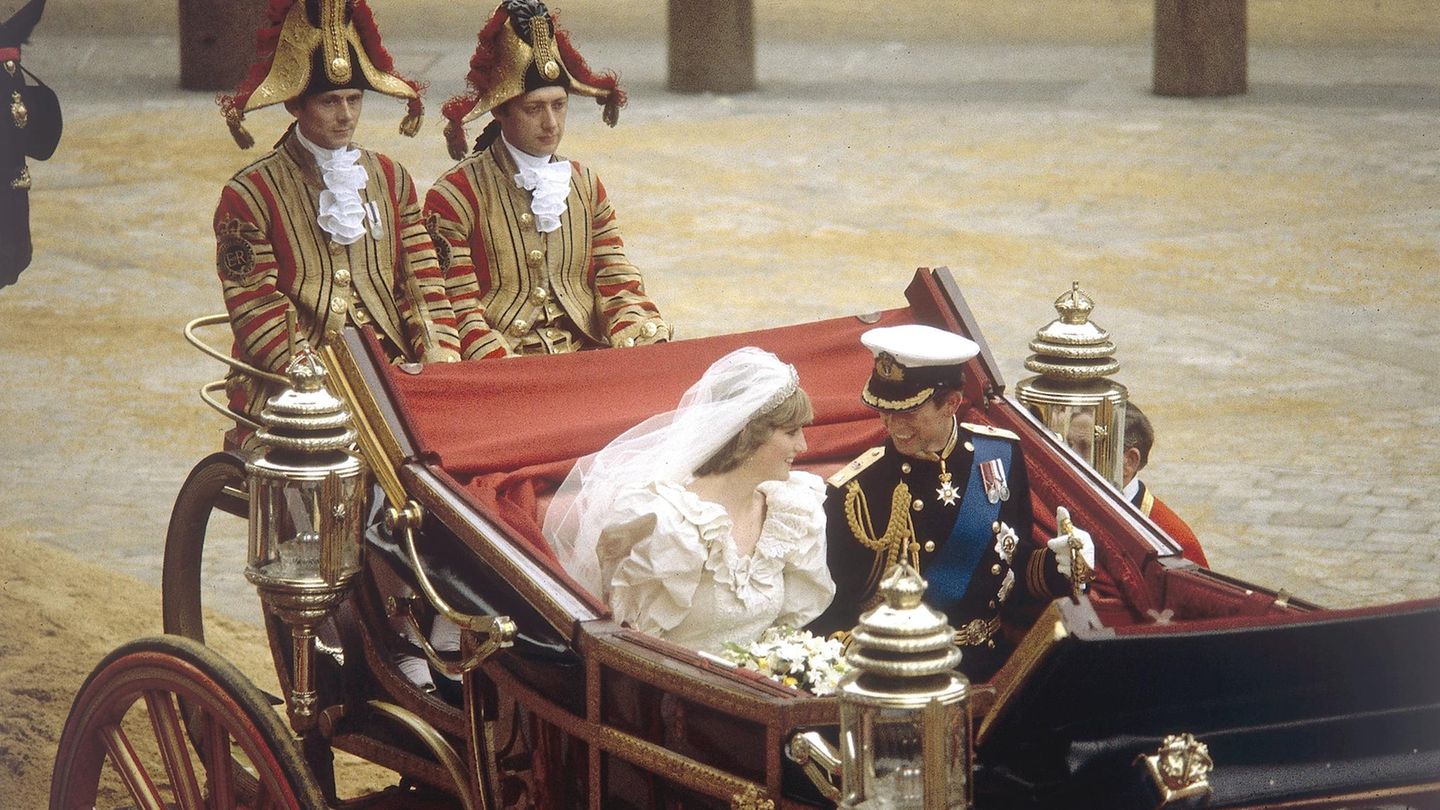 Für alle Briten und Royal-Fans weltweit wurde es aber vor allem danach spannend: Zunächst ging es in der offenen Kutsche vorbei an den jubelnden Zuschauern durch die Stadt zum Buckingham Palast.