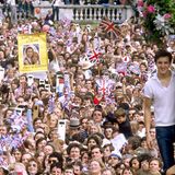 ... jubelten die Massen dem Paar zu. Tausende Fans waren zum Palast gepilgert, um den Thronprinzen und seine junge Frau zu feiern. Sie alle warteten vor allem auf den ersten offiziellen Kuss der beiden als Ehepaar.