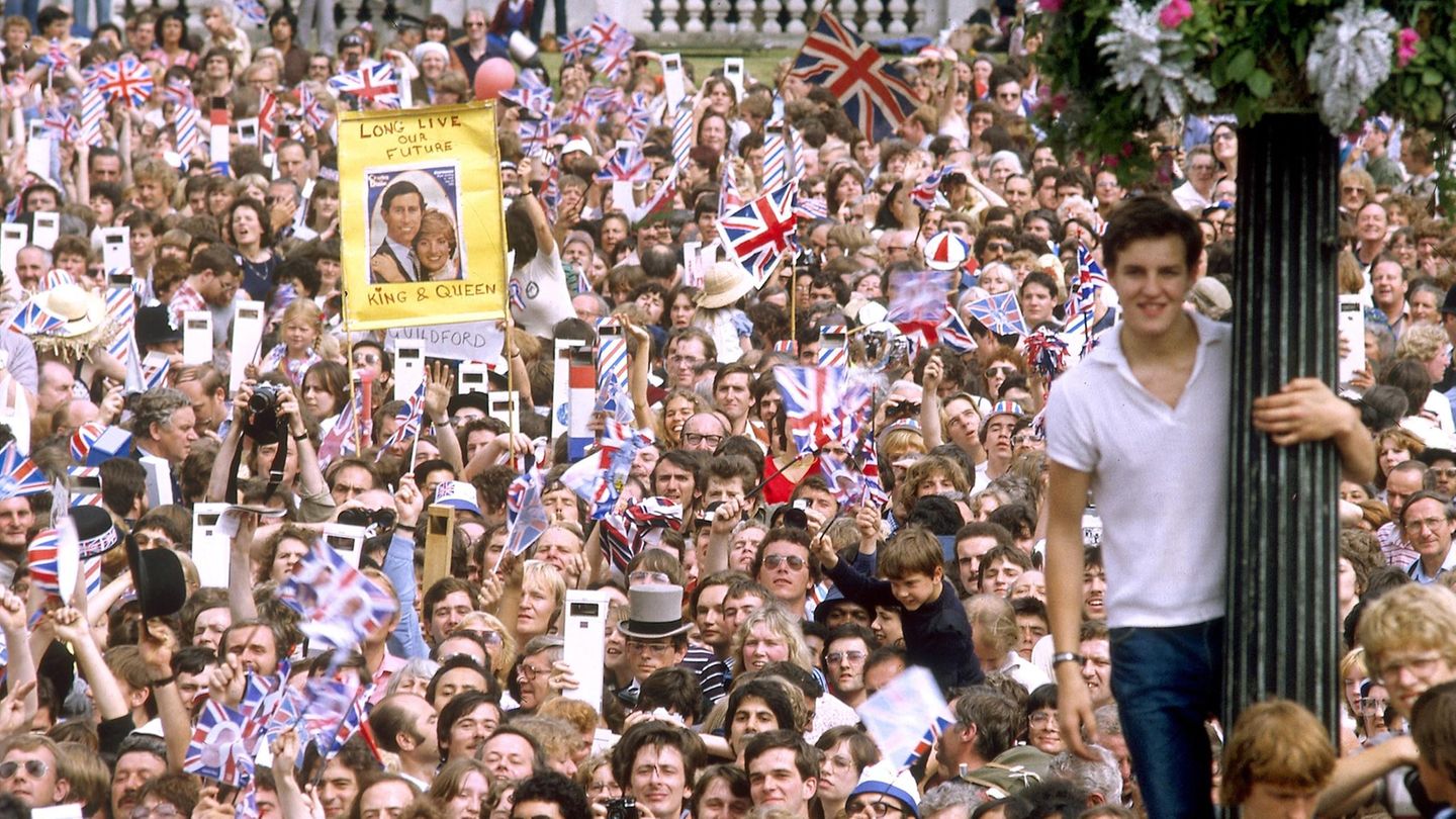 ... jubelten die Massen dem Paar zu. Tausende Fans waren zum Palast gepilgert, um den Thronprinzen und seine junge Frau zu feiern. Sie alle warteten vor allem auf den ersten offiziellen Kuss der beiden als Ehepaar.