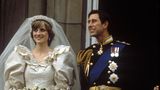 Das frisch vermählte Brautpaar ließ sich danach wie bei Hochzeiten üblich auf dem Balkon des Buckingham Palasts blicken.