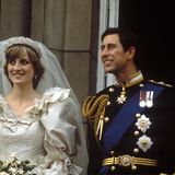 Das frisch vermählte Brautpaar ließ sich danach wie bei Hochzeiten üblich auf dem Balkon des Buckingham Palasts blicken.