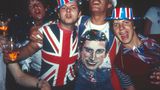 Bis in die späten Abendstunden feierte das britische Volk Charles und Diana. In London waren die Pubs voll mit Fans der Royals.