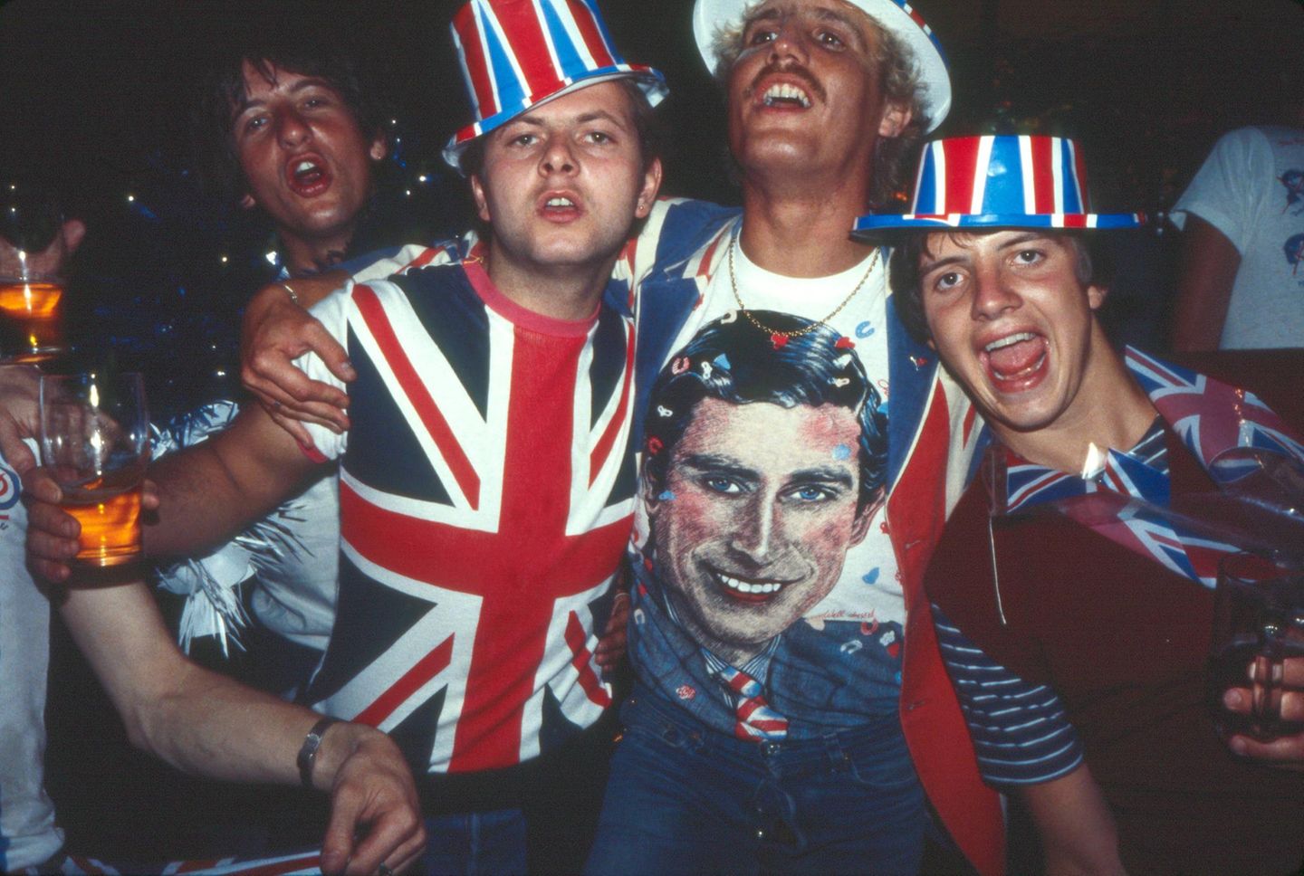 Bis in die späten Abendstunden feierte das britische Volk Charles und Diana. In London waren die Pubs voll mit Fans der Royals.