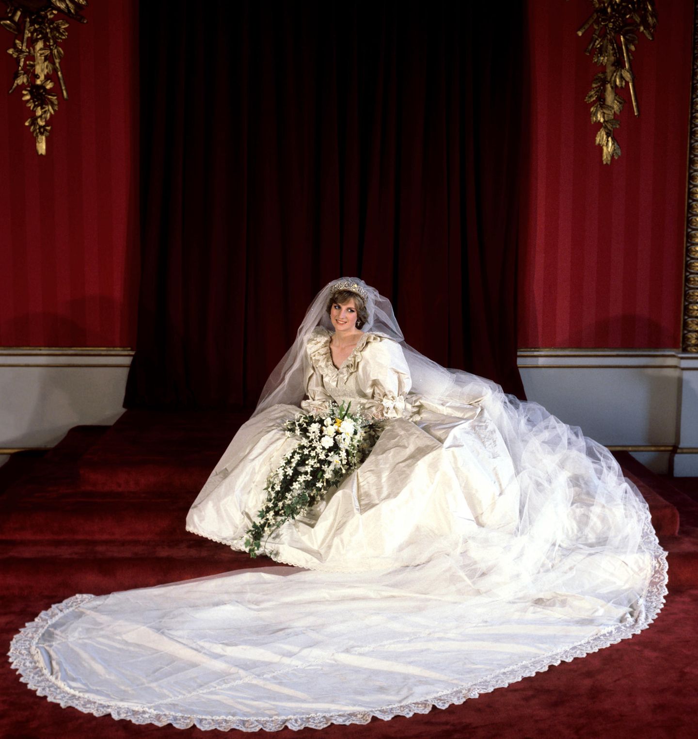 Royal Wedding: Für die erste Überraschung sorgte an jenem Tag im Juli als erstes der Blick auf das Brautkleid von Diana. Niemand hatte es zuvor zu Gesicht bekommen, die Designer - Elizabeth und David Emanuel - zerrissen sogar die Skizzen dafür und nutzten beim Entwurf den Codenamen "Deborah". Sie wollten ein Kleid erschaffen, das in die Geschichte eingeht. Mit der mit Puffärmeln, Pailletten, Stickereien und einem gigantischen Schleier von über sieben Metern ausgestatteten Robe ist ihnen das auch gelungen. Für die erste Überraschung sorgte an jenem Tag im Juli als erstes der Blick auf das Brautkleid von Diana. Niemand hatte es zuvor zu Gesicht bekommen, die Designer - Elizabeth und David Emanuel - zerrissen sogar die Skizzen dafür und nutzten beim Entwurf den Codenamen "Deborah". Sie wollten ein Kleid erschaffen, das in die Geschichte eingeht. Mit der mit Puffärmeln, Pailletten, Stickereien und einem gigantischen Schleier von über sieben Metern ausgestatteten Robe ist ihnen das auch gelungen.