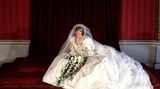 Für die erste Überraschung sorgte an jenem Tag im Juli als erstes der Blick auf das Brautkleid von Diana. Niemand hatte es zuvor zu Gesicht bekommen, die Designer - Elizabeth und David Emanuel - zerrissen sogar die Skizzen dafür und nutzten beim Entwurf den Codenamen "Deborah". Sie wollten ein Kleid erschaffen, das in die Geschichte eingeht. Mit der mit Puffärmeln, Pailletten, Stickereien und einem gigantischen Schleier von über sieben Metern ausgestatteten Robe ist ihnen das auch gelungen.