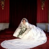 Für die erste Überraschung sorgte an jenem Tag im Juli als erstes der Blick auf das Brautkleid von Diana. Niemand hatte es zuvor zu Gesicht bekommen, die Designer - Elizabeth und David Emanuel - zerrissen sogar die Skizzen dafür und nutzten beim Entwurf den Codenamen "Deborah". Sie wollten ein Kleid erschaffen, das in die Geschichte eingeht. Mit der mit Puffärmeln, Pailletten, Stickereien und einem gigantischen Schleier von über sieben Metern ausgestatteten Robe ist ihnen das auch gelungen.