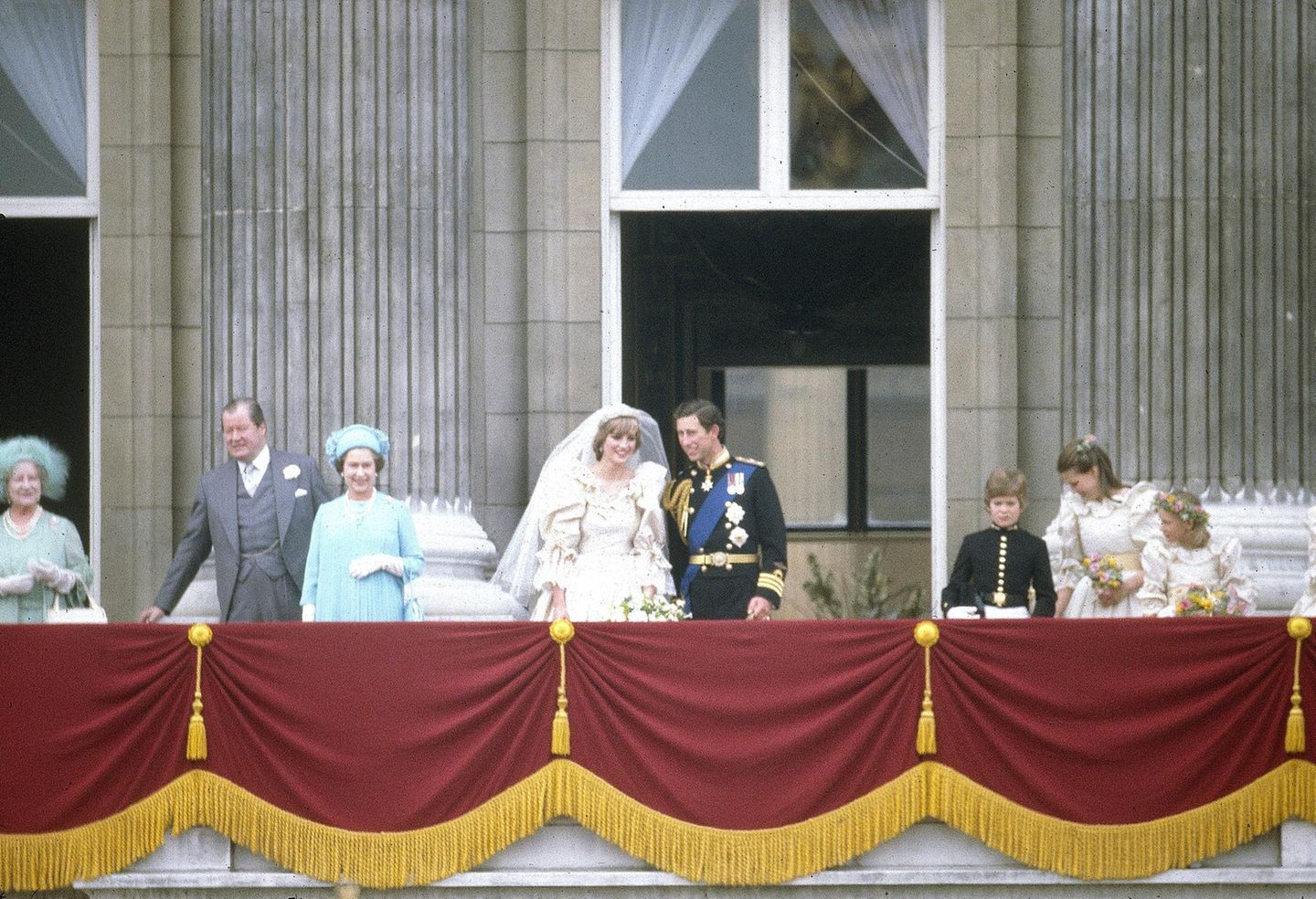 Neben ihnen die Queen und andere Mitglieder des Königshauses. Und unter ihnen...