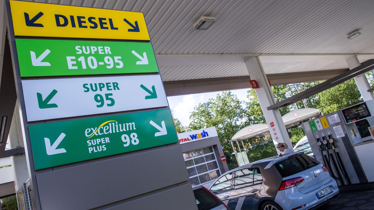 Autos stehen an einer Tankstelle