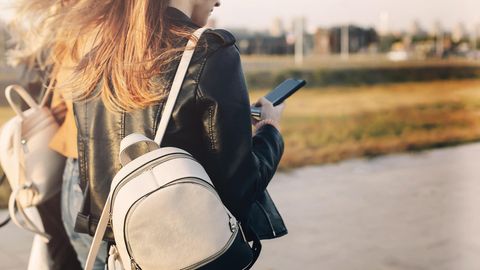 Eine Frau schaut auf ihr Smartphone