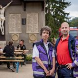 Edith Repp, 55, Hygienefachkraft in einem Krankenhaus, Ludwigshafen  Tilo Rust, 51, Verhaltenstherapeut, Schifferstadt  Einsatzort: Mayschoß  Am Freitag nach der Flut erreichten Edith Repp und Tilo Rust das Örtchen Mayschoß. Die beiden haben eine einjährige Ausbildung absolviert, um in Notlagen wie dieser im Team der "Psychosozialen Notfallversorgung" arbeiten zu können. In Mayschoß hatten viele Gesprächsbedarf. "Wir können nicht erwarten, dass die Leute zu uns kommen. Vielen fehlt dazu die Kraft. Darum gehen wir auf die Menschen zu, sprechen sie an", sagt Edith Repp. Sie und ihre Kollegen seien die "Feuerwehr für Herz und Seele".  In einer Lage wie dieser als Notfallseelsorger zu arbeiten heißt vor allem, zuzuhören, da zu sein – und auszuhalten. Repp und Rust trafen auf Menschen, die alles verloren hatten, die stundenlang in Todesangst waren, die noch immer Angehörige vermissten oder die jemanden verloren hatten.  Jede Reaktion, sagt Repp, sei in so einer Situation normal: Manche stünden unter Schock, seien wie erstarrt. Andere seien wütend, schimpften auf Gott, der sie alleingelassen habe. Aus einigen bricht alles heraus, was sie erlebt haben in den vorangegangenen Tagen. Andere bleiben stumm oder weinen sich einfach aus.  Das Ziel der Notfallseelsorger ist es, alle Emotionen aufzufangen. "Unser großer Vorteil: Wir haben Zeit. So viel, wie jeder Einzelne braucht", sagt Repp. Sie weiß, dass das Aufarbeiten für viele gerade erst begonnen hat. Noch sind sie damit beschäftigt, den Ort aufzuräumen. Das innere Aufräumen fängt oft erst später an.