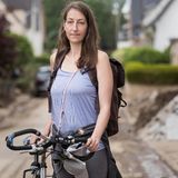 Eva Schlauch, 38, Coach, Remagen  Einsatzorte: Remagen, Sinzig  Wie viele Eva Schlauch in den Arm genommen hat in den vergangenen zwei Wochen – sie hat es nicht gezählt. Am Tag nach der Katastrophe ging sie in die Rheinhalle in Remagen, wo Flutopfer eine Notunterkunft fanden. "Braucht ihr noch jemanden, der zuhört?", fragte sie. Und traf auf Menschen, von denen einige wie erstarrt auf den Feldbetten saßen. Sie umklammerten ihre Beutel mit Portemonnaie und Schlüssel, die Knöchel weiß.  "Kann ich das, traumatisierten Menschen in diesem Zustand helfen?", hatte sie sich gefragt, ehe sie sich dem Kümmererteam eines katholischen Seelsorgers anschloss. Aber sie merkte schnell: Sie konnte. Und so hörte sie sich die Geschichten der Flutopfer an, auch die ganz schlimmen. Die von Menschen, die stundenlang auf einem Dach ausharrten, die Hilfeschreie von Ertrinkenden hörten – und nicht helfen konnten. Viele, so glaubt Eva Schlauch, werden längerfristig Begleitung brauchen. Die 38-Jährige setzte sich auch zu den Kindern. "Sie kriegen alles mit, all die Gefühle." Immer wieder versuchte die Helferin, gerade die Jüngsten abzulenken. Humor hilft, mit vielen hat sie gemeinsam gelacht – trotz allem. Nach den Einsätzen besprach Eva Schlauch sich mit den anderen Ehrenamtlichen, sie teilten aufwühlende Begegnungen, stützen sich gegenseitig.  Jeder macht hier, was er kann, sagt Schlauch. Sie wird darum dabeibleiben, geht nun in Sinzig von Tür zu Tür und informiert die Leute darüber, wo sie weitere Unterstützung bekommen. "Wenn es wieder Ahrwein gibt, dann treffen wir uns und trinken zusammen einen" – das hat sie mit einigen vereinbart.