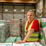 Christoph Scholkemper, 55, Leitender Angestellter bei Procter & Gamble, Euskirchen  Einsatzort: Euskirchen und Umgebung  Christoph Scholkemper und seine Frau wohnen im Euskirchener Stadtteil Flamersheim, unterhalb der Steinbachtalsperre, die in der Nacht auf den 15. Juli zu brechen drohte. Sie packten das Allernötigste und entschieden: "Wir fahren in die Firma." Schon morgens um sechs Uhr traf sich Scholkemper mit dem Führungszirkel des Werks. Sie überlegten, was sie für die Mitarbeiter tun könnten. Wie viele andere große Unternehmen fragten sie sich aber auch, wie sie die Opfer in der Region unterstützen könnten.  Ein paar Tage nach der Flut sah es in einer Werkshalle aus wie in einem Hilfsgüterlager, gab die Firma täglich 1.000 Essen gratis aus, wurden palettenweise Hygieneartikel zur Verfügung gestellt. Im Ausbildungstrakt standen Feldbetten für das Technische Hilfswerk. Die Feuerwehr und der Krisenstab der Stadt Euskirchen konnten sich im Werk einrichten, gestrandete Camper den Firmenparkplatz nutzen. "Wir wollen ein Anlaufpunkt für die Menschen in Not sein", sagte Scholkemper, der viele der Hilfsaktionen mitorganisierte. Auch einige seiner 1.200 Kollegen gehören zu den Opfern der Katastrophe. "Aber alle haben überlebt, das ist das größte Glück überhaupt", sagt er. "Einige haben kleinere Schäden am Haus, andere ihr gesamtes Hab und Gut verloren."  Er selbst und seine Frau hatten Glück: Ihr Haus blieb verschont. Bis sie wieder hineindurften, wohnten sie vier Tage bei Freunden – deren fünfjährige Tochter verwundert fragte, warum Frau Scholkemper jeden Tag dasselbe T-Shirt anhabe.