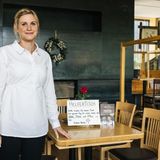 Sophie Spiesberger, 34, Restaurantinhaberin in Berchtesgaden  Einsatzort: Berchtesgaden  Mit Naturgewalten kennt Sophie Spiesberger sich aus. Vom Balkon ihres Restaurants aus kann man Richtung Watzmann schauen, in dessen berüchtigter Ostwand bisher 107 Bergsteiger starben. Doch was da Mitte Juli über das Berchtesgadener Land kam, hatte eine besondere Dimension. In Sturzfluten ergoss sich der Regen über die Ortschaften, der kleine Fluss Ache trat aus seinem Bett. Wasser und Schlamm begruben Straßen unter sich, ganze Hänge rutschten ab, 80 Häuser wurden beschädigt.  Um die Einsatzkräfte zu stärken, richtete die 34-Jährige in ihrem Restaurant spontan einen Helfertisch ein. Vom frühen Sonntagmorgen an bekam jeder, egal ob Feuerwehr, THW oder Bayerisches Rotes Kreuz bei ihr kostenlos die gastronomische Rundumversorgung. Egal ob Espresso, Essen oder Eis: Kam einer von den Einsatzkräften ins Restaurant und gab eine Bestellung auf, hatte das Vorrang, im Zweifel mussten die anderen Gäste warten. Vor allem Schnitzel mit Pommes seien gut gegangen. "Eben das, was schnell Kraft gibt bei einer so anstrengenden Arbeit."  Manch einer kam aber auch nur, um für fünf Minuten auf dem Balkon zu verschnaufen, mit Blick auf den Watzmann eine Zigarette zu rauchen und einen Kaffee zu trinken. Am schwierigsten sei es gewesen, den Helfern überhaupt einen Platz für ihre Pausen freizuhalten, sagt die Wirtin. Der Juli ist Hochsaison in Berchtesgaden, die Touristen sind zahlreich da, "die Bude ist voll", wie Spiesberger es ausdrückt. "Da musste ich manchmal regelrecht kämpfen. Die Leute wollten nicht wahrhaben, dass sie mitten in einem Katastrophengebiet sind."