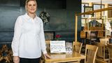 Sophie Spiesberger, 34, Restaurantinhaberin in Berchtesgaden  Einsatzort: Berchtesgaden  Mit Naturgewalten kennt Sophie Spiesberger sich aus. Vom Balkon ihres Restaurants aus kann man Richtung Watzmann schauen, in dessen berüchtigter Ostwand bisher 107 Bergsteiger starben. Doch was da Mitte Juli über das Berchtesgadener Land kam, hatte eine besondere Dimension. In Sturzfluten ergoss sich der Regen über die Ortschaften, der kleine Fluss Ache trat aus seinem Bett. Wasser und Schlamm begruben Straßen unter sich, ganze Hänge rutschten ab, 80 Häuser wurden beschädigt.  Um die Einsatzkräfte zu stärken, richtete die 34-Jährige in ihrem Restaurant spontan einen Helfertisch ein. Vom frühen Sonntagmorgen an bekam jeder, egal ob Feuerwehr, THW oder Bayerisches Rotes Kreuz bei ihr kostenlos die gastronomische Rundumversorgung. Egal ob Espresso, Essen oder Eis: Kam einer von den Einsatzkräften ins Restaurant und gab eine Bestellung auf, hatte das Vorrang, im Zweifel mussten die anderen Gäste warten. Vor allem Schnitzel mit Pommes seien gut gegangen. "Eben das, was schnell Kraft gibt bei einer so anstrengenden Arbeit."  Manch einer kam aber auch nur, um für fünf Minuten auf dem Balkon zu verschnaufen, mit Blick auf den Watzmann eine Zigarette zu rauchen und einen Kaffee zu trinken. Am schwierigsten sei es gewesen, den Helfern überhaupt einen Platz für ihre Pausen freizuhalten, sagt die Wirtin. Der Juli ist Hochsaison in Berchtesgaden, die Touristen sind zahlreich da, "die Bude ist voll", wie Spiesberger es ausdrückt. "Da musste ich manchmal regelrecht kämpfen. Die Leute wollten nicht wahrhaben, dass sie mitten in einem Katastrophengebiet sind."