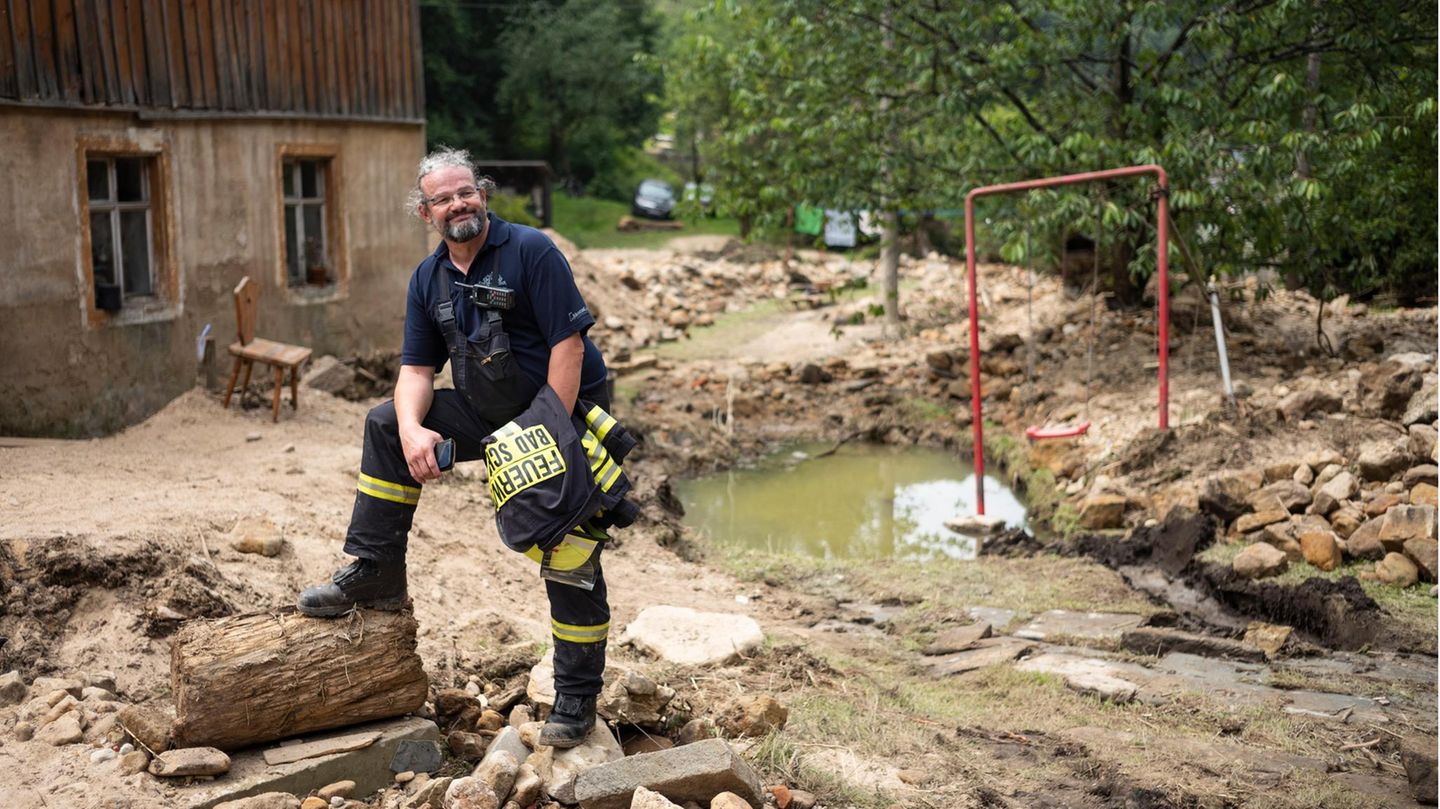 Überschwemmungen: Kai Bigge, 50, Versicherungskaufmann und Leiter der Freiwilligen Feuerwehr, Bad Schandau in Sachsen Einsatzorte: Bad Schandau und Umgebung Kai Bigge und das Wasser – das ist eine eigene Geschichte: Bigge war gerade in die Sächsische Schweiz gezogen, hatte ein halbes Jahr lang das Haus renoviert, als im August 2002 die Flut kam. 1,60 Meter hoch stand die Elbe in seinem Wohnzimmer. Die Feuerwehr rettete ihn, seine hochschwangere Frau und den damals zwei Jahre alten Sohn. Danach trat Bigge selbst der örtlichen Feuerwehr bei. Seit 2007 leitet er sie und hat seither sechs Hochwasser miterlebt, darunter die große Überschwemmung 2010. Jetzt hatte Bad Schandau Glück. Es kam längst nicht so viel Wasser vom Himmel wie im Westen der Republik, aber auch hier gab es Starkregen, kleine Flüsse traten über die Ufer. Bigge und seine Leute platzierten Sandsäcke, warnten die Bevölkerung, hielten die Pegel im Auge. Sie hatten kleinere Rettungseinsätze und kümmerten sich um vollgelaufene Keller und zerstörte Schutzmauern. Insgesamt kam der Ort mit Sachschäden in mittlerer Höhe davon, für die Kommune werden es wohl um die fünf Millionen Euro. Bei seinem Arbeitgeber gehört Bigge aufgrund seiner Erfahrung einer Hochwasser-Taskforce an. Die Versicherung wollte ihn deshalb nach der Flutkatastrophe gleich zur Schadensaufnahme in die Eifel schicken – doch Bigge hatte erst mal noch mit Aufräumarbeiten in Bad Schandau zu tun. Sechs Tage nach dem Unwetter fand die Abiturfeier seiner Tochter statt. Selbst die hätte Bigge fast verpasst. Er schaffte es nur, weil er darum bat, direkt vom Einsatzort hinfahren zu dürfen. Er war dann in Uniform dabei. Kai Bigge, 50, Versicherungskaufmann und Leiter der Freiwilligen Feuerwehr, Bad Schandau in Sachsen Einsatzorte: Bad Schandau und Umgebung Kai Bigge und das Wasser – das ist eine eigene Geschichte: Bigge war gerade in die Sächsische Schweiz gezogen, hatte ein halbes Jahr lang das Haus renoviert, als im August 2002 die Flut kam. 1,60 Meter hoch stand die Elbe in seinem Wohnzimmer. Die Feuerwehr rettete ihn, seine hochschwangere Frau und den damals zwei Jahre alten Sohn. Danach trat Bigge selbst der örtlichen Feuerwehr bei. Seit 2007 leitet er sie und hat seither sechs Hochwasser miterlebt, darunter die große Überschwemmung 2010. Jetzt hatte Bad Schandau Glück. Es kam längst nicht so viel Wasser vom Himmel wie im Westen der Republik, aber auch hier gab es Starkregen, kleine Flüsse traten über die Ufer. Bigge und seine Leute platzierten Sandsäcke, warnten die Bevölkerung, hielten die Pegel im Auge. Sie hatten kleinere Rettungseinsätze und kümmerten sich um vollgelaufene Keller und zerstörte Schutzmauern. Insgesamt kam der Ort mit Sachschäden in mittlerer Höhe davon, für die Kommune werden es wohl um die fünf Millionen Euro. Bei seinem Arbeitgeber gehört Bigge aufgrund seiner Erfahrung einer Hochwasser-Taskforce an. Die Versicherung wollte ihn deshalb nach der Flutkatastrophe gleich zur Schadensaufnahme in die Eifel schicken – doch Bigge hatte erst mal noch mit Aufräumarbeiten in Bad Schandau zu tun. Sechs Tage nach dem Unwetter fand die Abiturfeier seiner Tochter statt. Selbst die hätte Bigge fast verpasst. Er schaffte es nur, weil er darum bat, direkt vom Einsatzort hinfahren zu dürfen. Er war dann in Uniform dabei.